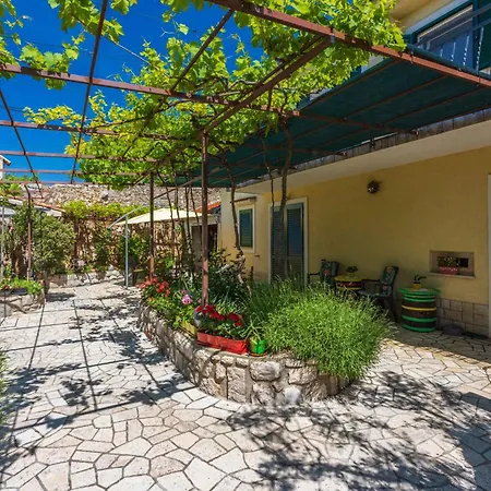 In 43088 بيت للعطل Grižane